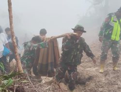 Evakuasi Pasangan Lansia, Satgas Penanggulangan Bencana Alam Terobos Wilayah Terisolir