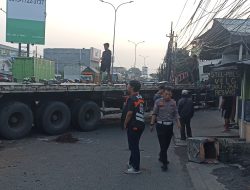 Sopir Diduga Mengantuk, Truk Kontainer Tabrak Rumah Warga di Jalan Diponegoro Tambun