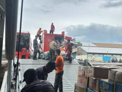 KRI Semarang-594 TNI AL Debarkasi Bantuan Kemanusiaan Bagi Korban Terdampak Bencana Banjir