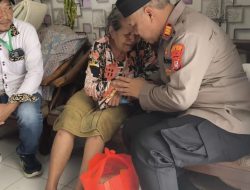 Polsek Bekasi Barat Tunjukkan Kepedulian, Jenguk Warga Lansia Sakit Menahun dan Salurkan Bantuan Sembako.