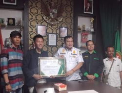 Hipasada Berikan Penghargaan Kepada Kasat Pol PP Palembang Dr. Herison Sebagai Tokoh Inspiratif