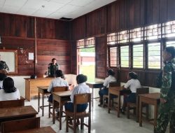 Satgas Yonif 410/Alugoro Turun Tangan Atasi Keterbatasan Tenaga Pengajar di Papua Barat