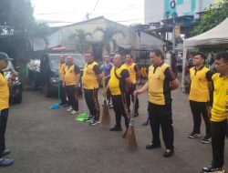 Kurve Kapolsek Pondok Gede di Jumat Berkah, Wujud Kepedulian Polri Ciptakan Lingkungan Bersih dan Sehat.