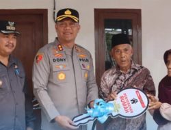 Wujudkan Hunian Layak, Kapolres Subang Serahkan Kunci Rutilahu di Blanakan