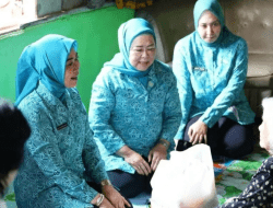 Momen Haru di Gandus: Hj. Feby Deru Ketuk Pintu Rumah Lansia di Bulan Ramadhan