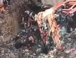 Evakuasi Dramatis Korban Longsor Sampah di Bantar Gebang, Warga dan Petugas Berjibaku di Tengah Bau Menyengat.