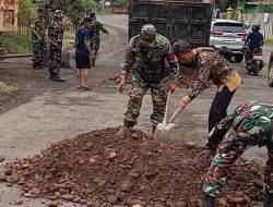 Korem 044/Gapo Laksanakan Karya Bakti Penambalan Jalan Berlubang Dukung Kelancaran Arus Mudik Lebaran