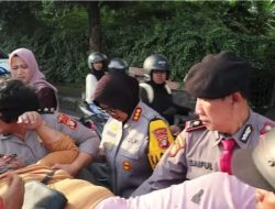 Aksi Kemanusiaan di Tengah Patroli: Kapolres Metro Bekasi Sigap Evakuasi Korban Kecelakaan di Tambun