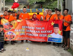 Gerakan Rakyat DPC Pondok Gede Berbagi Berkah Ramadan, Bagikan Takjil kepada Pengendara di Jalan Jatibening.
