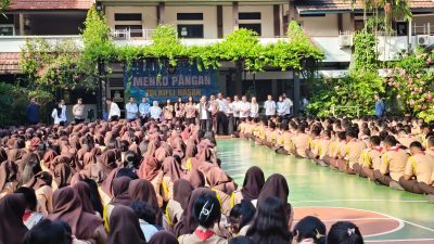 Kegiatan Kunjungan Kerja Menko Pangan RI Sambangi SMA 5 Kota Bekasi, di Wilayah Hukum Polsek Pondok Gede.
