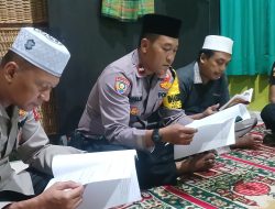 Rutin Malam Jumat, Personel Polsek Pondok Gede Gelar Pengajian Surat Al-Kahfi di Musholla An-Nur.
