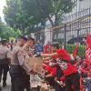 ​Aksi Buruh di Mahkamah Agung Kondusif, Polres Metro Jakarta Pusat Bagikan Snack dan Air Mineral