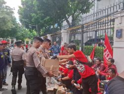 ​Aksi Buruh di Mahkamah Agung Kondusif, Polres Metro Jakarta Pusat Bagikan Snack dan Air Mineral