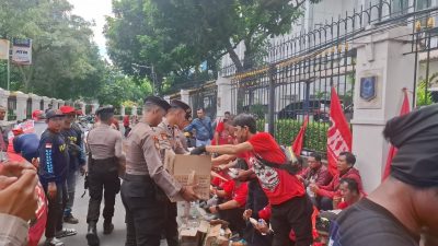 ​Aksi Buruh di Mahkamah Agung Kondusif, Polres Metro Jakarta Pusat Bagikan Snack dan Air Mineral