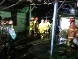 Gerak Cepat Babinsa Tangani Kebakaran di Palembang, Satu Rumah Usaha Hangus Terbakar