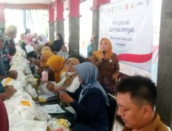 Kasie Kesos Jatiwaringin Berjibaku Salurkan Bantuan Pangan, Linmas Tertibkan Kendaraan.