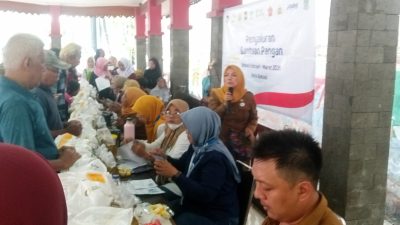 Kasie Kesos Jatiwaringin Berjibaku Salurkan Bantuan Pangan, Linmas Tertibkan Kendaraan.