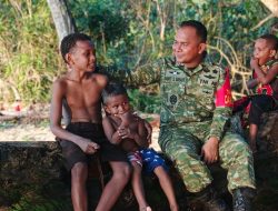 Kedekatan Dandim 1801/Manokwari dengan Anak-Anak Kampung Tanah Rubuh Warnai Pelaksanaan TMMD Ke-128