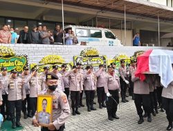 Kapolsek Pondok Gede Pimpin Pelepasan Jenazah AIPTU Parlindungan Simanjuntak.