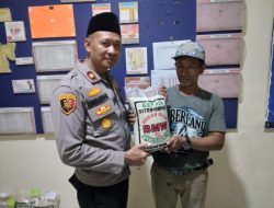 Wakapolsek Pondok Gede Serahkan Bantuan Pangan kepada Mitra Polri dalam Program Sabuk Kamtibmas.