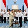 Presiden Prabowo Terima 10 Buku Rekomendasi Reformasi Polri, Target Tuntas 2029