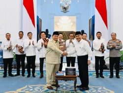 Presiden Prabowo Terima 10 Buku Rekomendasi Reformasi Polri, Target Tuntas 2029