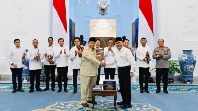 Presiden Prabowo Terima 10 Buku Rekomendasi Reformasi Polri, Target Tuntas 2029