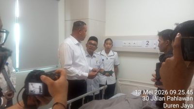 Tinjau Korban Laka Mobil Makan Bergizi, Wali Kota Bekasi Pastikan Biaya Pengobatan Gratis