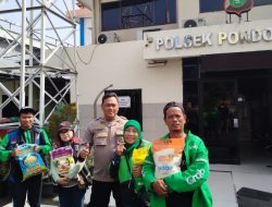 Kanit Binmas Polsek Pondok Gede IPTU H. Pardi Prasetyo Gelar Jumat Berkah, Bagikan Bantuan Pangan kepada Ojol.