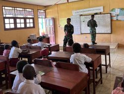 Peduli Pendidikan di Pedalaman, Satgas Yonif 123/Rajawali Jadi Guru Bantu di Mappi