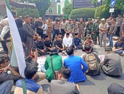 Demo Mahasiswa Bekasi Memanas: Bakar Ban dan Saling Dorong, Desak DPRD Tuntaskan 13 Tuntutan!