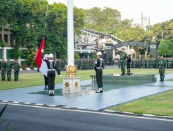 Pimpin Upacara Bulanan, Pangkostrad Ingatkan Prajurit Pegang Teguh Jati Diri TNI