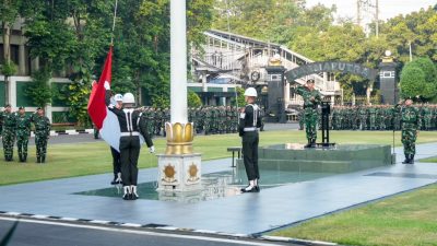 Pimpin Upacara Bulanan, Pangkostrad Ingatkan Prajurit Pegang Teguh Jati Diri TNI