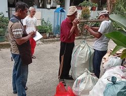 Kreatif! Warga Perumahan Bumi Dirgantara Permai Bekasi Ubah Sampah Botol Plastik Jadi Sumber Dana Sosial