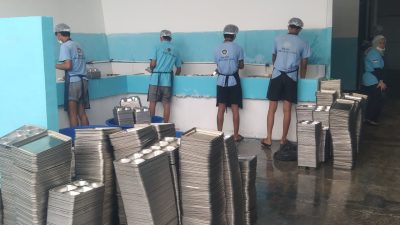 MBG TERANCAM JADI BOM WAKTU SANITASI? LIMBAH DIBUANG KE KEBUN, OMPRENG ANAK DICUCI DI PARKIRAN.