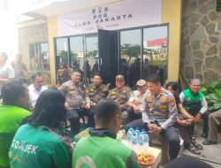 Wakapolres Bekasi Kota Didampingi IPTU Musanif Duduk Bareng Ojol, Sampaikan Imbauan di Tengah Aksi Demo.