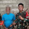 Warga Perbatasan Sanggau Sukarela Serahkan Senjata Rakitan dan Sisik Trenggiling ke Satgas Pamtas