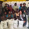 Prajurit Yonif 147/KGJ Kawal Penyaluran Bantuan Beras Pemerintah di Distrik Aroba