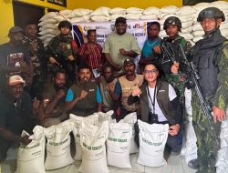 Prajurit Yonif 147/KGJ Kawal Penyaluran Bantuan Beras Pemerintah di Distrik Aroba