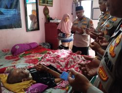 Empati dan Peduli Kapolsek Pondok Gede Menjenguk Anggota yang Sakit Menahun Di Jatimakmur.