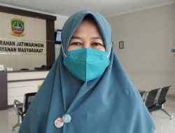 Ketua PKK Jatiwaringin Sosialisasikan Penggunaan Masker, Warga Diimbau Waspadai Dampak Erupsi Anak Gunung Krakatau.
