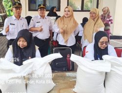 Kasi Kesos Kecamatan Pondok Gede Indah Indri Hapsari, SH., M.Si. Turun Langsung Pantau Penyaluran Bantuan Beras Bulog 30 Kilogram.