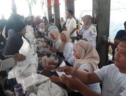 Kesos Jatiwaringin Imas Sunarya Salurkan Bantuan Beras 30 Kilogram.