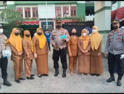 Antisipasi Abu Vulkanik, Kanit Binmas Polsek Pondok Gede Bagikan Masker kepada Siswa dan Guru.