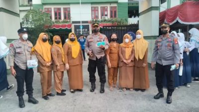 Antisipasi Abu Vulkanik, Kanit Binmas Polsek Pondok Gede Bagikan Masker kepada Siswa dan Guru.