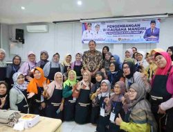 Tri Adhianto Salurkan Peralatan Usaha, Dorong UMKM Perempuan di Rawalumbu Lebih Mandiri