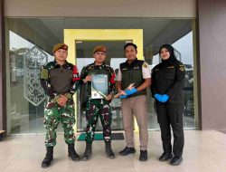Warga Serahkan Trenggiling ke Satgas Pamtas Yonarmed 19/Bogani, Satwa Dilindungi Diselamatkan