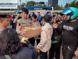 Polisi Bagikan Snack dan Air Minum di Tengah Aksi Ojol, Aspirasi Tetap Jalan