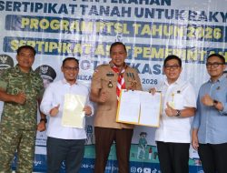 Tri Adhianto Serahkan 600 Sertifikat Tanah PTSL, Warga di 9 Kelurahan Terima Kepastian Hukum